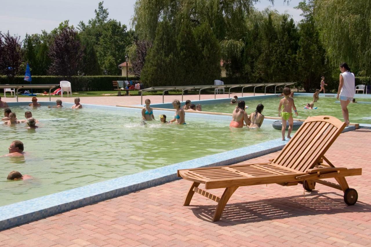 Hotel Fortuna Dávod Zewnętrze zdjęcie