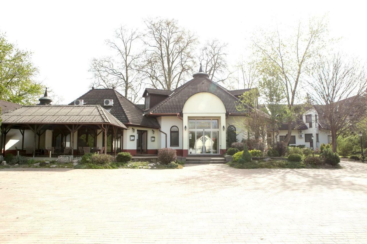 Hotel Fortuna Dávod Zewnętrze zdjęcie